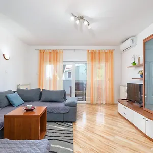 Lora Apartament